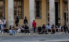 Rissa a bottigliate tra bande davanti al Regio