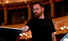 «Un ballo in maschera» al Festival Verdi, il regista Menghini: «Un monumento al piacere su cui aleggia un'ombra di morte»