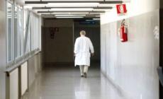 Schiaffeggia guardia medica in sala d'attesa e poi fugge