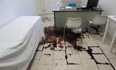 Getta letame in un ambulatorio: denunciata