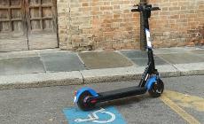 Pilotta, un monopattino (di nuovo) nel parcheggio per disabili