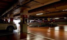 Donna derubata nel parcheggio del supermercato in via Emilia ovest