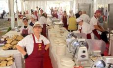 Tort&eacute;l d&oacute;ls e fiori, il paese si riempie di visitatori