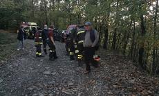 Anziano e badante cadono e si feriscono nel bosco mentre raccolgono castagne: soccorsi