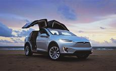 Tesla: l'auto dello scontro mortale aveva il pilota automatico inserito