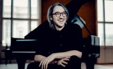 Arriva a Parma Alexander Gadjiev, il «Sinner del pianoforte», per due concerti. E ai ragazzi dice: «Imparate le lingue»