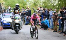 Geoghegan Hart vince la 15a tappa a Piancavallo, Almeida resta rosa