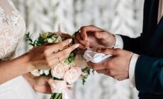 Invitati divisi in tre feste: «Non volevamo rinviare le nozze»