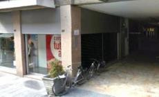 Minaccia un ragazzo con il coltello: «Dammi tutti i soldi che hai»