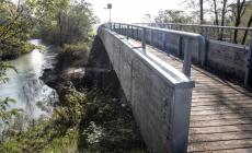 Vandali al ponte dei defunti: spariti fiori, foto e lettere