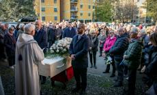 Rose bianche e abbracci infiniti per l'ultimo saluto a Iole Mochi