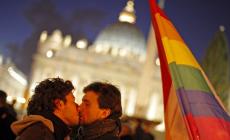 Il Papa apre alle unioni civili per le coppie gay