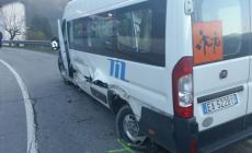 Trivella di camion squarcia la fiancata di uno scuolabus 