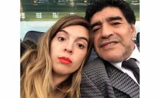 Anche Maradona cede al selfie