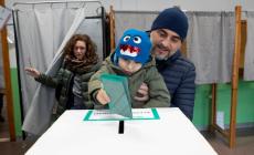 Ai seggi sbadigli e pennichelle nell'attesa dei (pochi) votanti