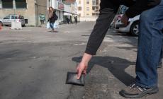 "Inseguita" da un giovane che le restituisce il portafogli