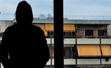 Guerra tra parenti per la casa di famiglia: lo zio tenta di investire il nipote e lo copre di letame