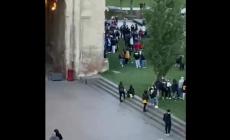 Momenti di tensione in Pilotta, tra balli e impennate di bici e monopattini (senza mascherina) - Video