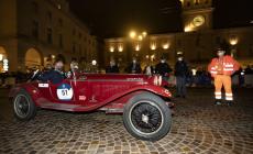 Mille Miglia: applausi e selfie per i bolidi d'epoca in piazza Garibaldi