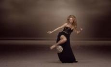 Shakira sfida J-Lo con un pallone