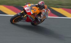 Marquez in pole, Rossi sesto