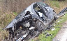 Schianto fra tre auto a Mamiano: una vola nel fosso, gravi due donne