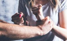 Tenta di strangolare la moglie davanti al figlio di solo 1 anno: condannato a 4 anni e 2 mesi