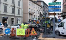 Si rompe un tubo dell'acqua, traffico in tilt in Strada Elevata