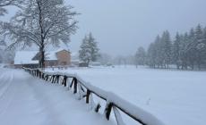 In montagna continua a nevicare ma i blackout sono finiti