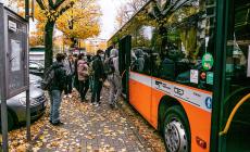Raddoppiate alcune linee dei bus ma l'assembramento è alle fermate    