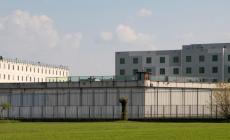 Timbrava ed “evadeva”: patteggia il medico del carcere