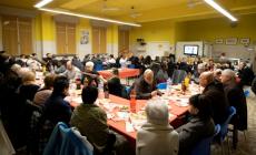 Volontari e polizia penitenziaria a tavola alla mensa di Padre Lino