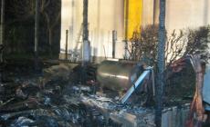 Paura per l'incendio di un camper: il fuoco distrugge anche una tettoia
