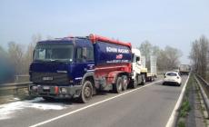 Tre camion e un'auto fanno "filotto" a Ponte Enza