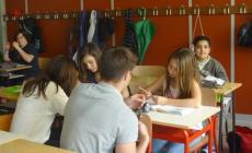 Ragazzi tutor dei bambini . La magia di &laquo;Scuola amica&raquo;