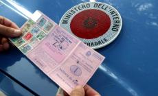 Un «sosia» per superare i test della patente, ma tutto salta