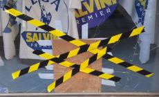 Salso, presa a sassate la vetrina della sede della Lega