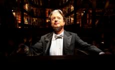 «Alla Gioia», doppio concerto di Capodanno di Roberto Abbado: «Il primo ricordo in musica? Sotto il pianoforte di papà»