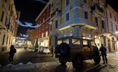 Via Pisacane, armato di coltello semina il panico in un bar