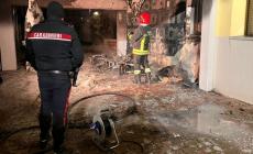 Scooter in fiamme e danni al palazzo: una notte di paura in via Nenni