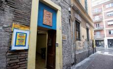 Entrano nel circolo e minacciano i soci con una mazza da baseball: arrestati