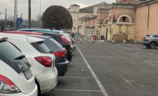 Buttata a terra e trascinata da uno scippatore