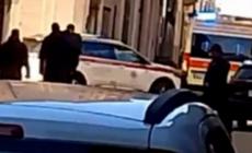 Fidenza, si spoglia e si ferisce in pieno centro