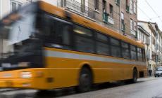 Sale sul bus, prende a calci il box dell'autista e lo ferisce: condannato