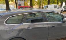 Vandali danneggiano le auto con la vernice