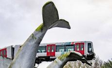 Rotterdam: la statua di una balena salva il metro che deraglia