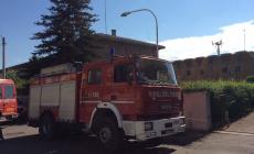 Furgone a fuoco in azienda: fumo su via Mantova