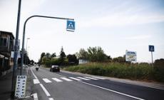 Via Traversetolo, divisi dal marciapiede che non c'è