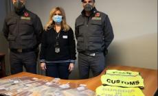 Sul treno da Zurigo con monete oro e banconote da collezione