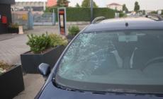 Con l'auto senza assicurazione e sequestrata travolge un ciclista, poi non si ferma